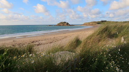 Plage de sable fin avec vue sur l’île du Guesclin, à Saint-Coulomb, en Bretagne, avec des...