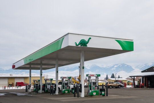 Salmon, ID, US-January 19, 2022: Customers filling up at a Sinclair gas station.