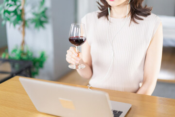 オンライン飲み会に参加する若い女性