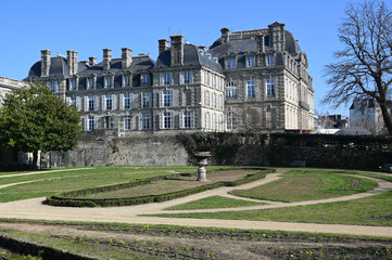 Fototapeta na wymiar La préfecture du Morbihan et son jardin dans la ville de Vannes