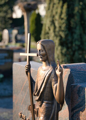 Jesus mit einem Kreuz in der Hand  auf einem Friedhof in Ratingen