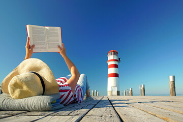 Lesen am Leuchtturm im Urlaub