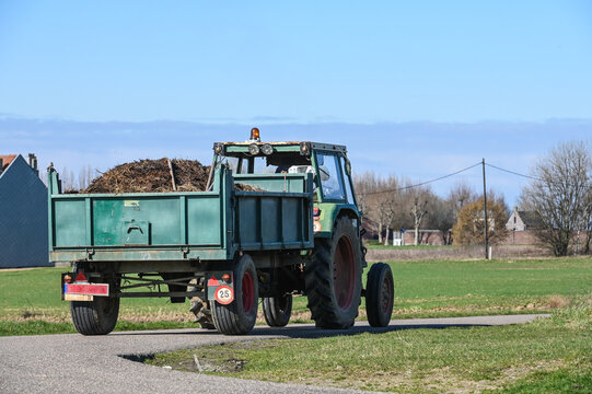 tracteur agriculture lisier fumier engrais terre agriculteur printemps climat saison environnement bio culture