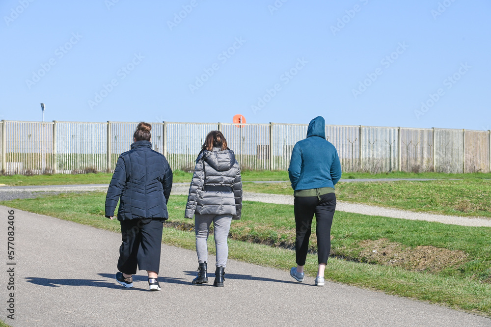 Sticker famille jeune balade promenade chemin climat saison manteau groupe ami sentier enfants