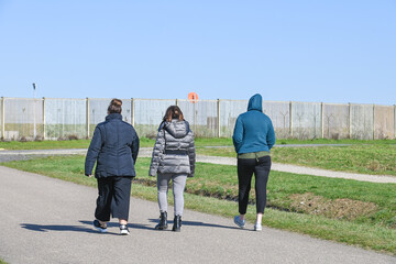 famille jeune balade promenade chemin climat saison manteau groupe ami sentier enfants