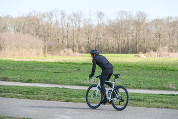 sport cyclisme velo coureur sportif piste cyclable mobilité santé casque