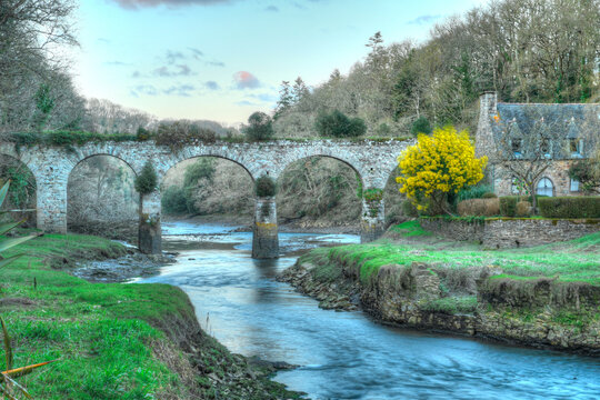 Le vieil aqueduc du Guindy en Bretagne C&ocirc;tes d'Armor - France