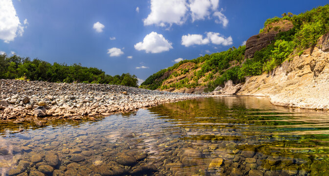 Il fiume Olbicella nei pressi dei resti della "Diga bassa".  Estate al fiume in provincia di Alessandria. Valle Orba. Madonna delle Rocche. Ovada. Torrente Orba. Bric Zerbino. Molare. Piemonte. Italia
