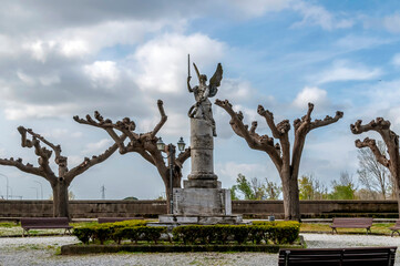 Fototapeta na wymiar The war memorial in the historic center of Calcinaia, Pisa, Italy