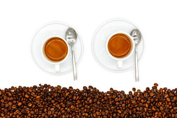 Obraz premium Kawa espresso i ziarna kawy na białym tle. Widok z góry 