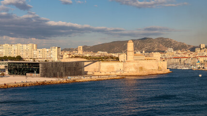 Musée national des civilisations de l'Europe et de la Méditerranée à l'entrée du port de Marseille
