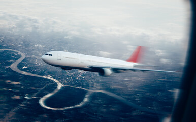 Concepto de viajar en avión. Avión comercial volando sobre el paisaje del atardecer.