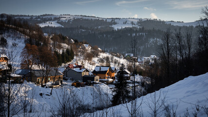 ośnieżone domy w górach zimą