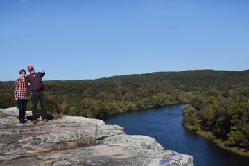 Naklejka premium Couple Visit City Bluff Overlook at Calico Rock