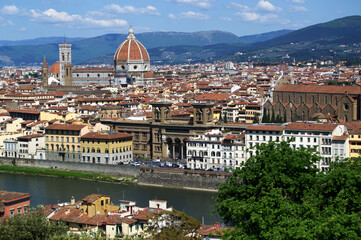 Fototapeta na wymiar center of Florence (Firenze) from Piazzele Michelangelo on a bright clear sunny day