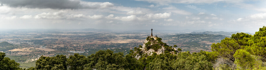 Fototapeta na wymiar Panoramablick mit dem Kreuz bei Sant Salvador auf Mallorca