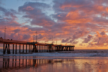 Obraz premium Long pier and colorful sunset sky on pacific ocean, California, USA 