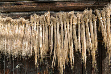 Heub&uuml;ndel vor Holzwand in Lillehammer, Norwegen
