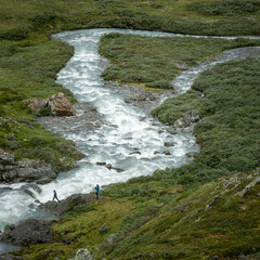 reissender Strom auf einer Hochebene in Skandinavien