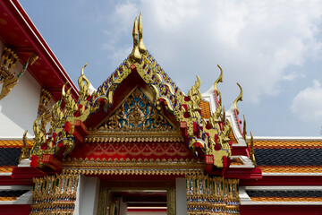Naklejka premium Architecture of Wat Pho, Bangkok, howing cho fas (roof finials) and guilted hang hong