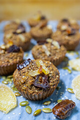 Muffins gingembre, dates et noix, sur marbre avec graines de sésame et  graines de  citrouille.