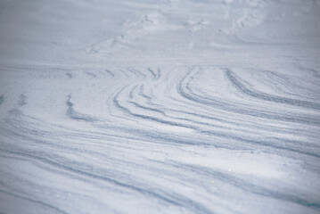 Fototapeta na wymiar Harsche Schneedecke mit vom Wind geformten Strukturen