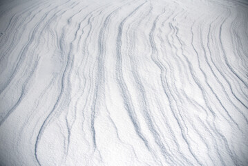 Harsche Schneedecke mit vom Wind geformten Strukturen