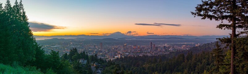 Portland, Oregon, USA skyline panorama at dawn with Mt. Hood in the distance at dawn. - obrazy, fototapety, plakaty