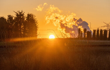 Fototapeta premium Energieversorgungs-Systeme im Sonnenuntergang