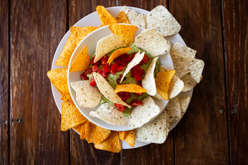 nachos mexicanos con guacamole y pico de gallo