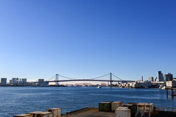 早朝の竹芝ふ頭と東京湾レインボーブリッジ