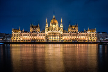 panorama di budapest al tramonto, con vista sul parlamento