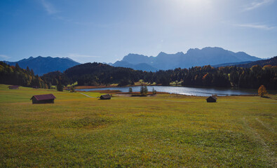 Herbststimmung in der Morgensonne im Voralpenland in den bayrischen Alpen mit Blick von einer...