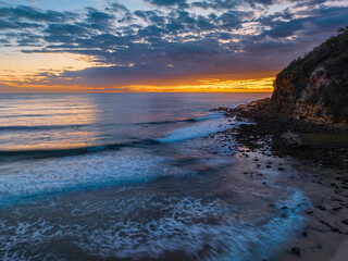 Obraz premium Sunrise at the seaside with clouds
