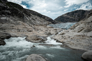 Gletscherfluss im Hochland von Norwegen