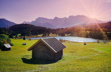 Herbststimmung in der Morgensonne im Voralpenland in den bayrischen Alpen mit Blick von einer...