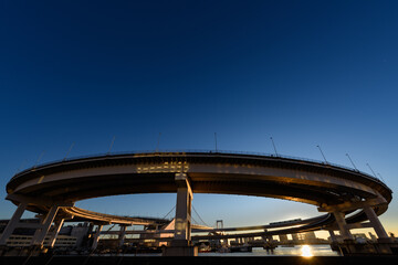 早朝の東京レインボーブリッジ芝浦ループ橋