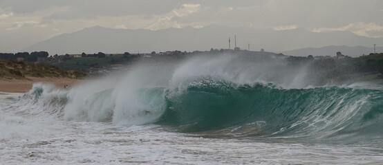 Oleaje en la Playa de Valdearenas, Liencres, Cantabria, España