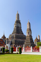 Fototapeta premium Khymer style Wat Arun the Temple of Dawn in Bangkok, Thailand