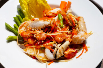 Spicy papaya salad with seafood