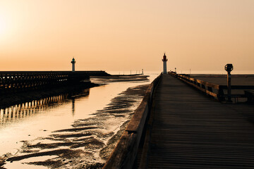 Fototapeta premium Normandie, Frankreich. Hafeneinfahrt von Deauvilles Yachthafen mit zwei Leuchttürmen. . 