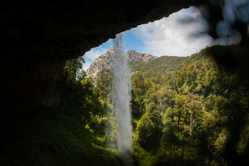 Detrás de Cascada Santa Ana, escondida en Patagonia Argentina. Situada entre la frontera de...