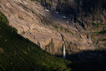 Atardecer sobre el Volcán Tronador, y cascadas que caen del Glaciar Frias.

Patagonia Argentina. Rio Negro