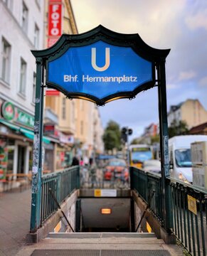 Berlin, 2016: Eingang des U-Bahnhofs Hermannplatz in Berlin Neuk&ouml;lln