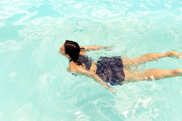 joven mujer, nadando en una pileta
