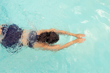 joven mujer, nadando en una pileta