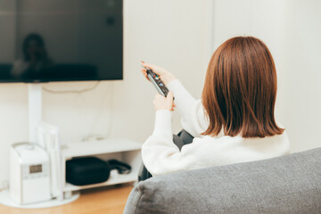 テレビを観る女性　woman watching tv