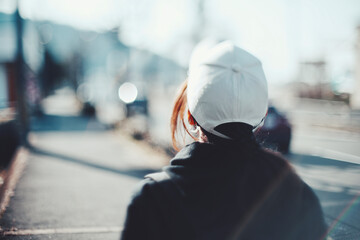 Obraz premium 歩く女性の後ろ姿