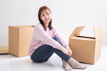 引っ越し作業する女性　moving