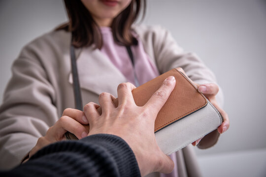 財布を盗む男性の手元　crime